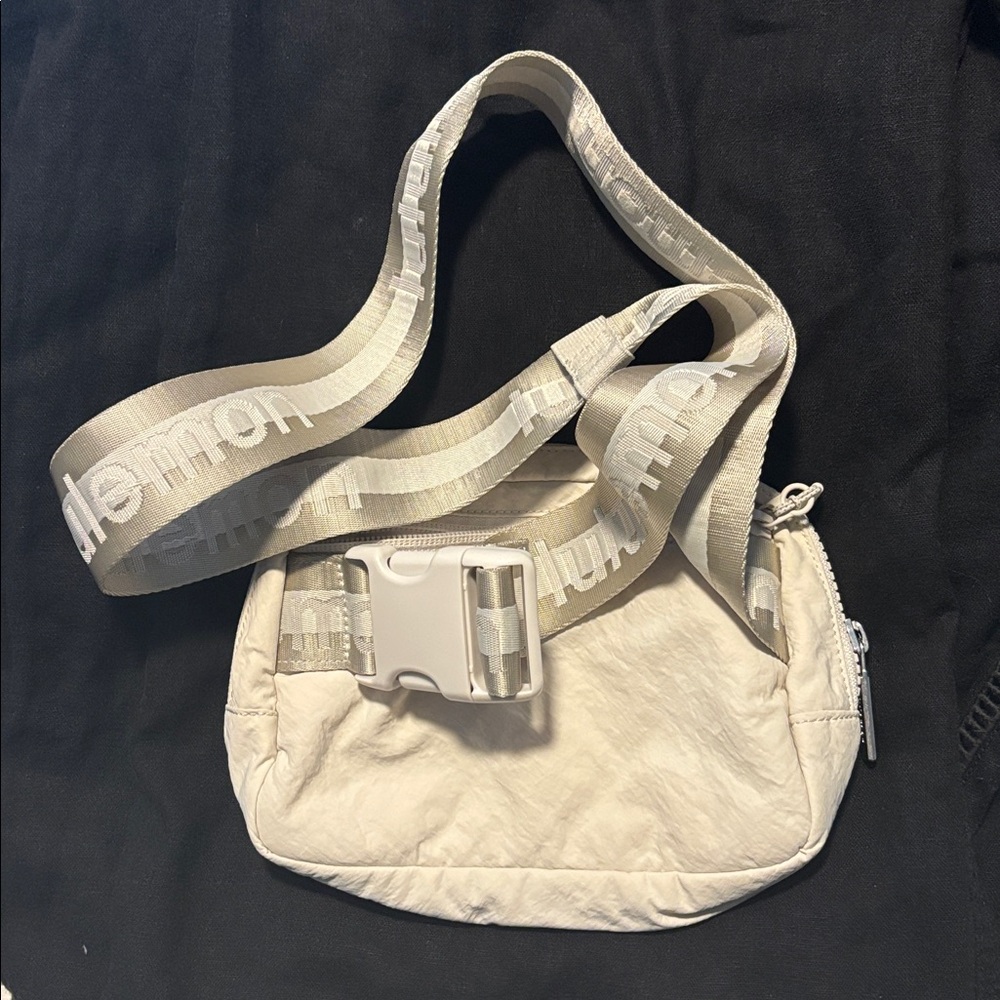 Lululemon Athletica Cream Crossbody Bag - Picture 2 of 4